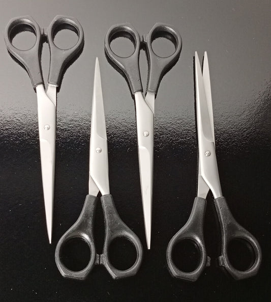 Tijeras con mango de plástico